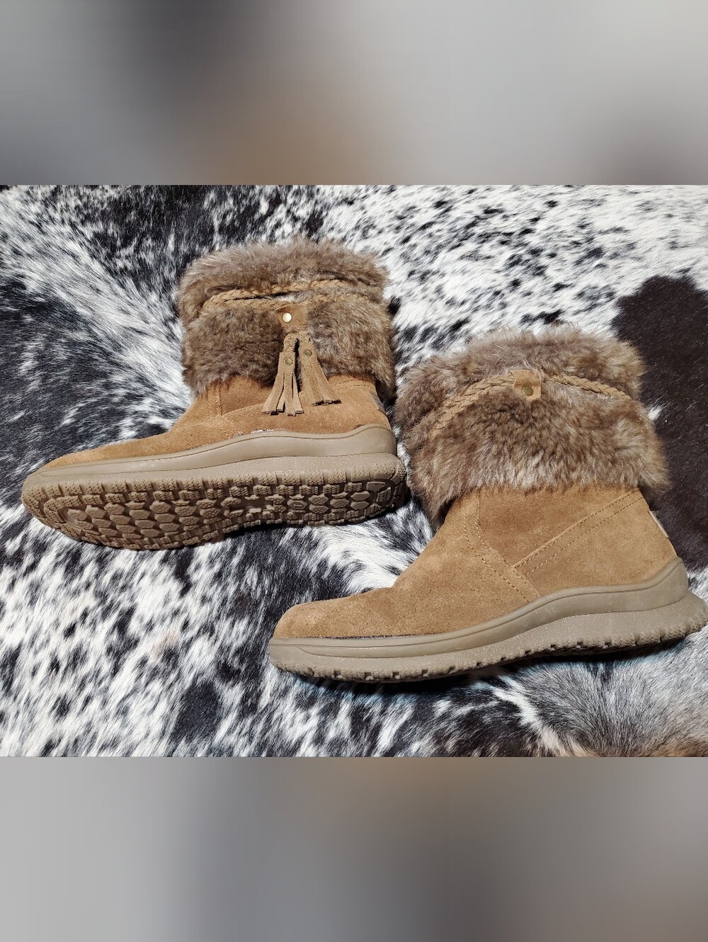 Minnetonka Tan Suede Faux-Fur Cuff Winter Boots with Tassel